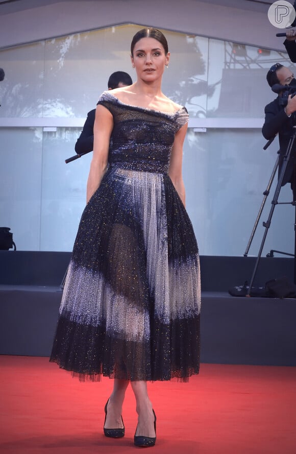 Natasha Andrews usa look com fluidez da Dior