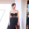 Vestido de Bahira Ablassi tem transparência, fenda e saia volumosa. Look foi usada para a estreia de 'Laila In Haifa'!