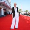 Cate Blanchett usa conjuntinho e blazer em look P&B da Giorgio Armani