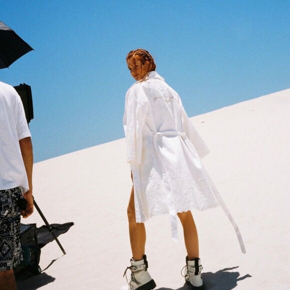 Marina Ruy Barbosa posa de roupão nos bastidores de ensaio