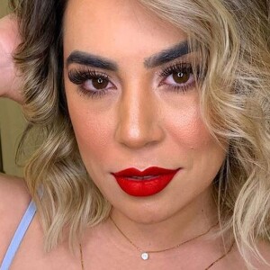 Naiara Azevedo curtiu o dia na beira da piscina e exibiu o corpo sarado a bordo de um biquíni de lacinho