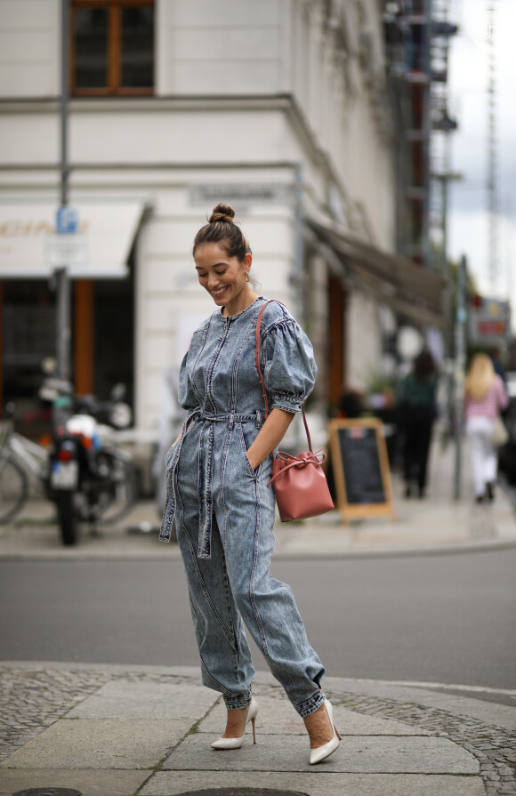 Entre as peças que fizeram sucesso no street style, o macacão jeans veio com tudo