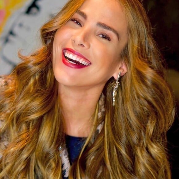 Wanessa muda a cor e comprimento do cabelo; cantora colocou mega-hair com nano cápsulas de queratina