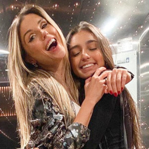 Flávia Viana se emociona ao ver a filha, Sabrina, ninando o irmão recém-nascido