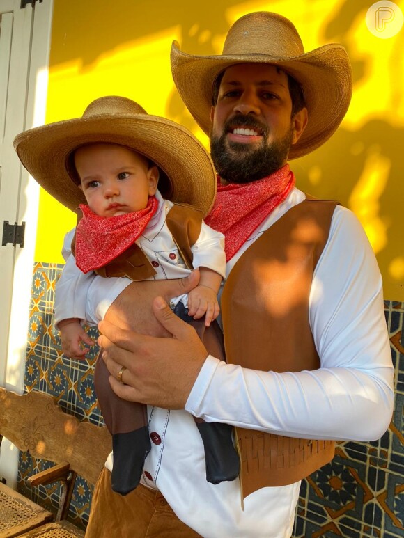Sorocaba opta por tema cowboy, com filho vestido com chapéu de boiadeiro