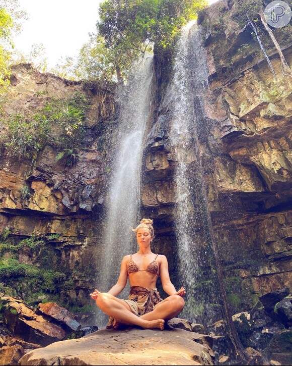 Grazi Massafera fez ioga e meditou em cachoeira de Mato Grosso