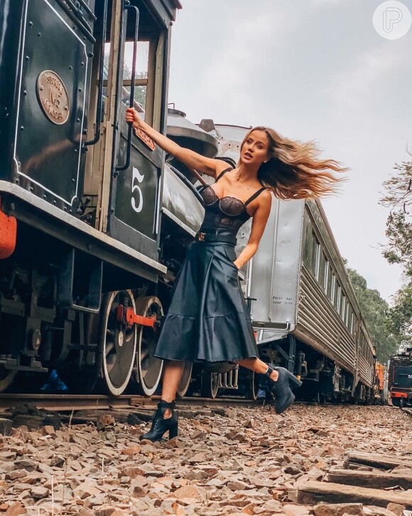 Mulher de Sorocaba, Biah Rodrigues posa em trem com look de live