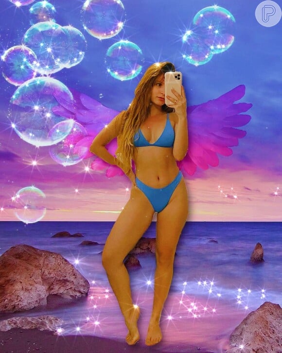 Larissa Manoela posa com modelo azul de biquíni asa-delta