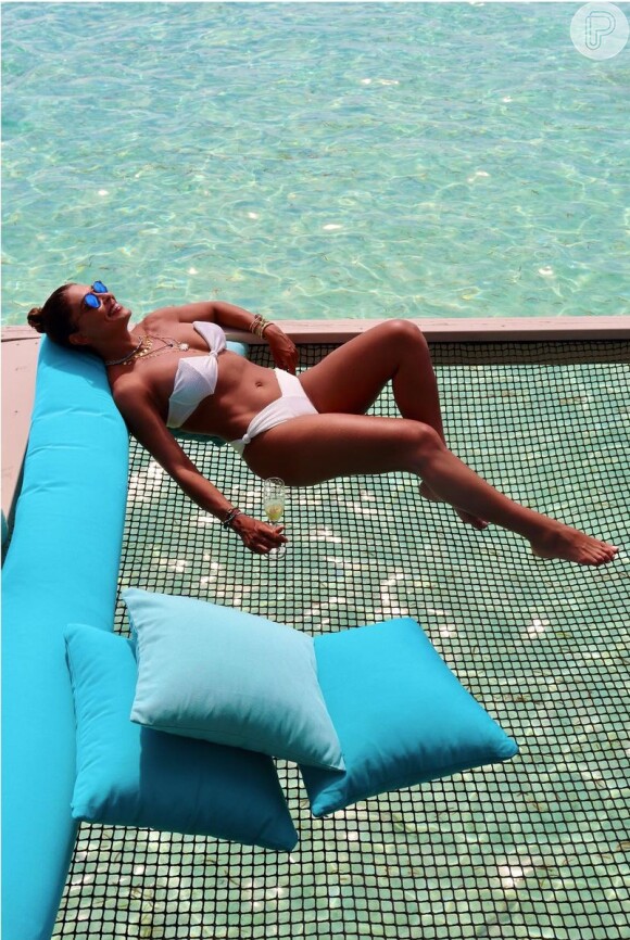 Juliana Paes usou modelo branco de biquíni asa-delta nas Maldivas