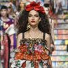 A Dolce & Gabbana se mantém fiel à essência, com babados, sensualidade e muita cor