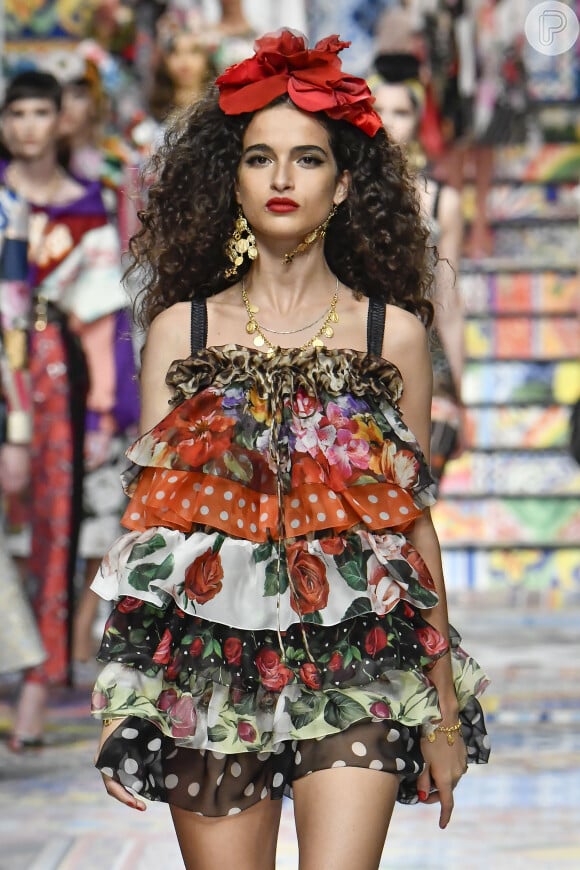 A Dolce & Gabbana se mantém fiel à essência, com babados, sensualidade e muita cor