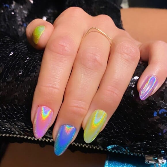 Sasha Meneghel apostou em unhas decoradas com tons holográficos