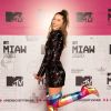 Sasha Meneghel chamou atenção com botas over the knee multicoloridas para apresentar prêmio no MTV Miaw