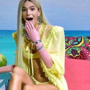 O biquíni fio-dental usando por Bruna Marquezine no MTV Miaw custa pouco mais de mil reais