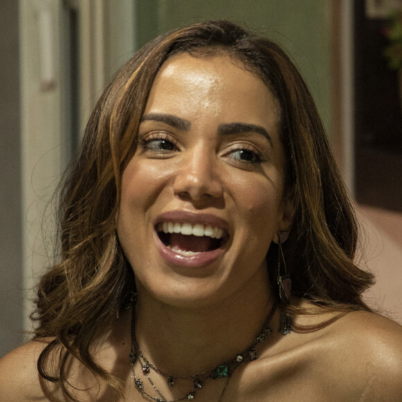 Anitta tranquiliza fãs: 'Gente, fiz teste. Pelo amor de Deus'