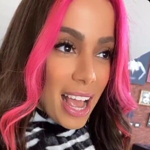 Anitta aposta em lace bicolor com mechas frontais na cor pink fluorescente