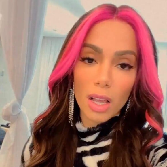 Anitta assusta fãs com mudanças no cabelo e explica: 'Eu não tenho muita saúde capilar para que eu possa mudar de cor todos os dias. É uma lace maravilhosa'