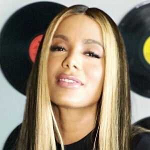 Anitta exibe lace com mechas grossas frontais, tendência dos anos 90