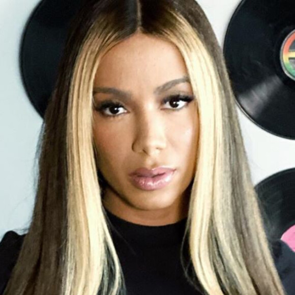 Anitta revisita tendência dos anos 90's com peruca lace