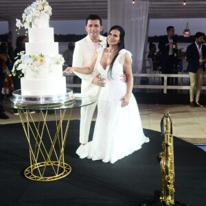 Gretchen sobe ao altar com Esdras de Souza no Pará