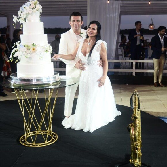 Gretchen sobe ao altar com Esdras de Souza no Pará