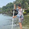 Thais Fersoza faz stand up paddle de vestido