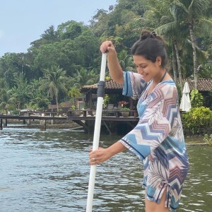 Thais Fersoza faz stand up paddle de vestido