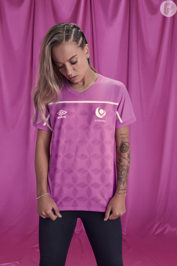 A UMBRO fez uma versão rosa das camisas de futebol de seus clubes para apoiar a campanha da FEMAMA