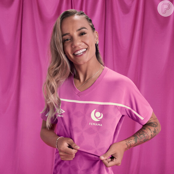 A Umbro vai destinar parte das vendas das camisas rosas para a FEMAMA