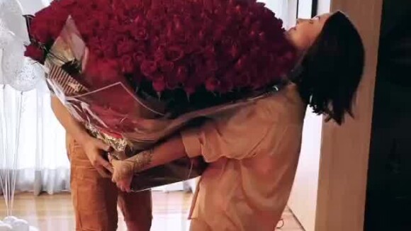Bianca Andrade ganha buquê de rosas gigante em aniversário