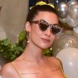 Bianca Andrade  ornou look com jaqueta Zara, enquanto nos acessórios bolsa da grife Prada e óculos de sol com pegada vintage da Fendi, pelas   Óticas Diniz 