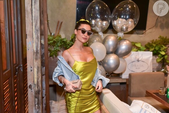 Bianca Andrade ornou look com jaqueta Zara, enquanto nos acessórios bolsa da grife Prada e óculos de sol com pegada vintage da Fendi, pelas Óticas Diniz