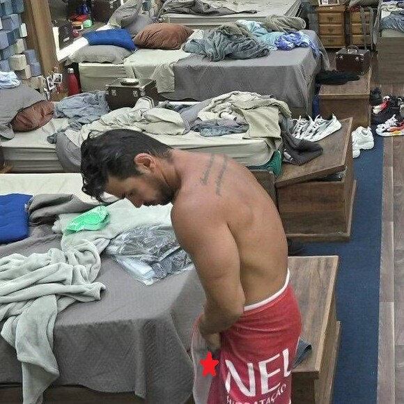 Mariano deixa parte íntima vazar ao trocar de roupa em 'A Fazenda 12'