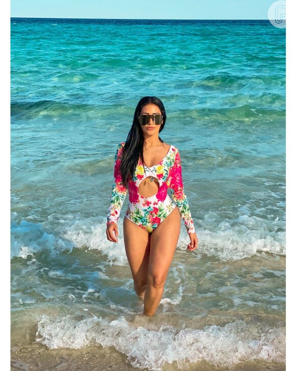 Simaria, da dupla com Simone, valoriza corpo em look moda praia