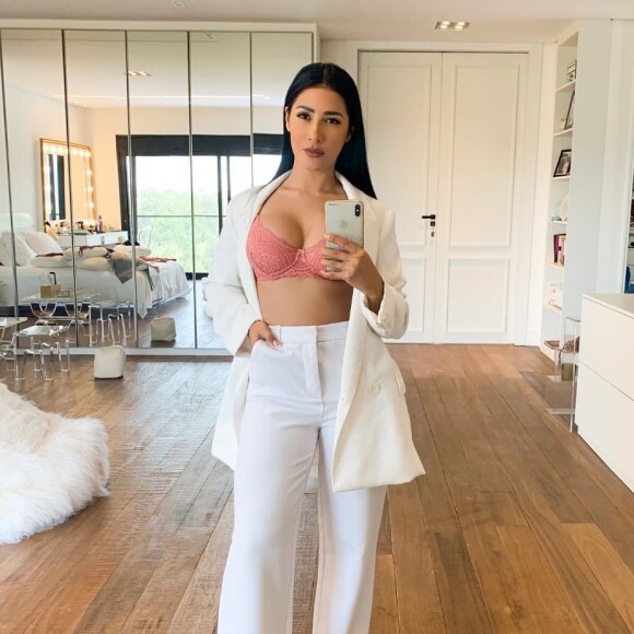 Simaria, da dupla com Simone, ficou um tempo isolada no quarto de sua casa no Brasil