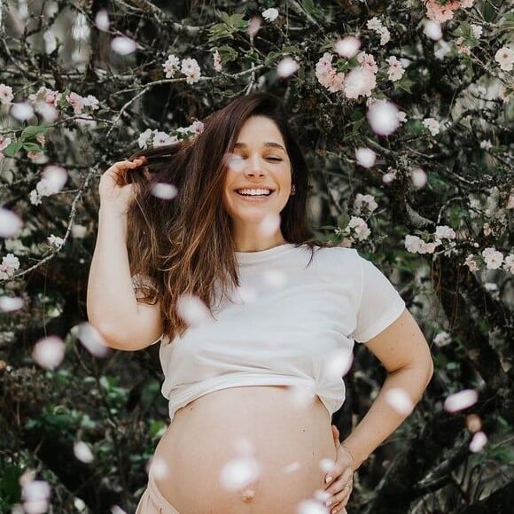 Sabrina Petraglia exibiu foto do barrigão da segunda gravidez: 'Amor cabe aqui'