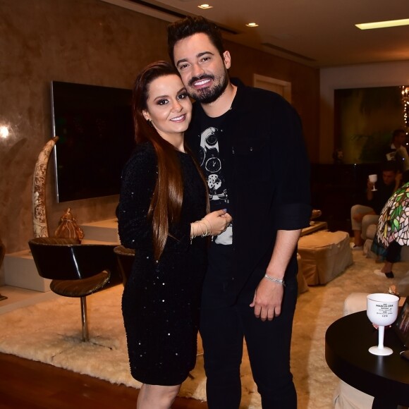 Maiara e Fernando Zor usam pijama de rosquinhas em foto na cama