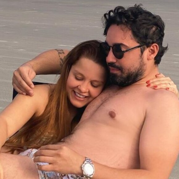 Maiara e Fernando Zor usam look combinado em foto na cama