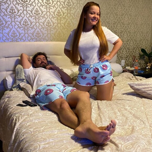 Veja foto de Maiara e Fernando Zor de pijama na cama!