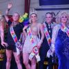 Jane Di Castro ao lado de Gabrielly Godin, Walério Araujo, Livia Andrade, Beto Pacheco e Livia Andrade no Baile Glam Gay em fevereiro de 2020