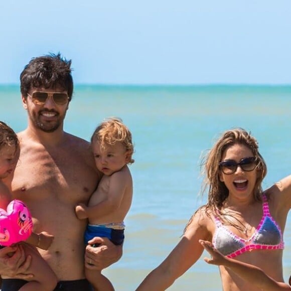 Corpo enxuto de Patricia Abravanel em foto de biquíni chamou atenção da web
