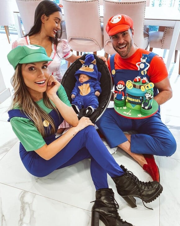 Flavia Viana vestiu o filho, Gabriel, de Sonic, na festa de 1 mês do menino