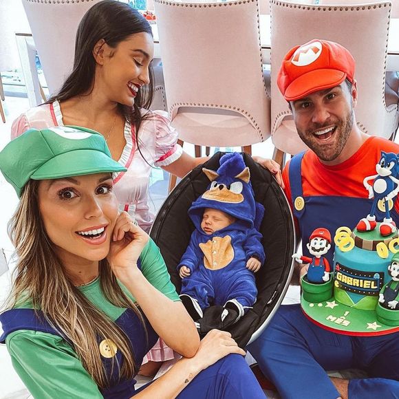 Flavia Viana vestiu o filho, Gabriel, de Sonic, na festa de 1 mês do menino