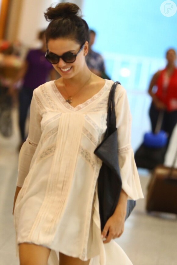 Isis Valverde é flagrada sorridente no aeroporto Santos Dumont, no Rio de Janeiro, em 4 de março de 2013