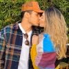 Bruna Santana ganhou beijo do namorado, Rafael Veiga, no Hallowen de Rafa Kalimann