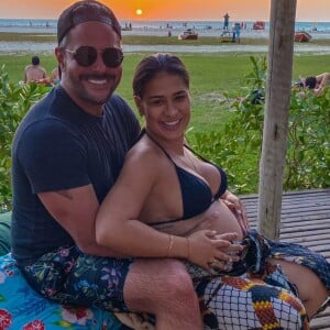 Simone mostrou a barriga de gravidez de biquíni e anunciou que a filha se chamará Zaya