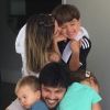 Patricia Abravanel reuniu marido, Fabio Faria, e os três filhos, Pedro, Jane e Senor em foto: 'Chamego'