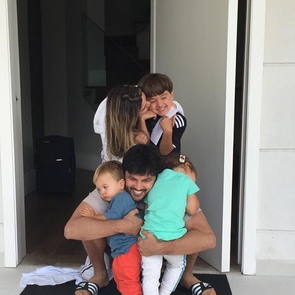 Patricia Abravanel beijou o filho mais velho, Pedro, 5 anos, enquanto o marido, Fabio Faria, abraçou Jane, de 2, e Senor, de 1