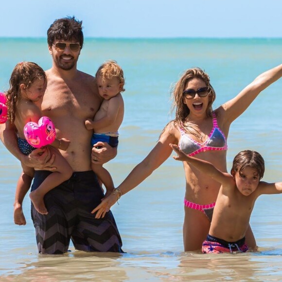Patricia Abravanel chamou atenção pelo shape em foto com os filhos, Pedro, Jane e Senor