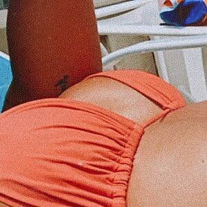 Deborah Secco mostra corpo em forma em foto de biquíni